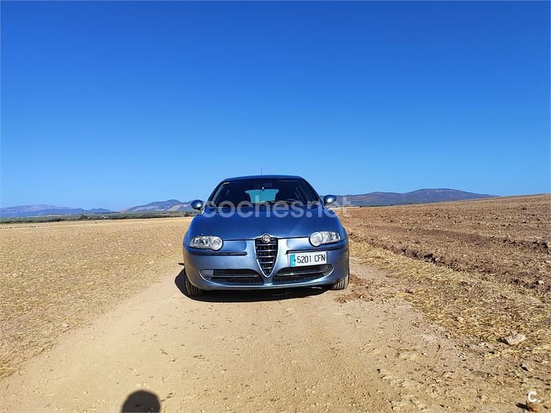 Usado Alfa Romeo 147 Distinctive 120 CV (88 kW) 2004 Azul Utilitario
