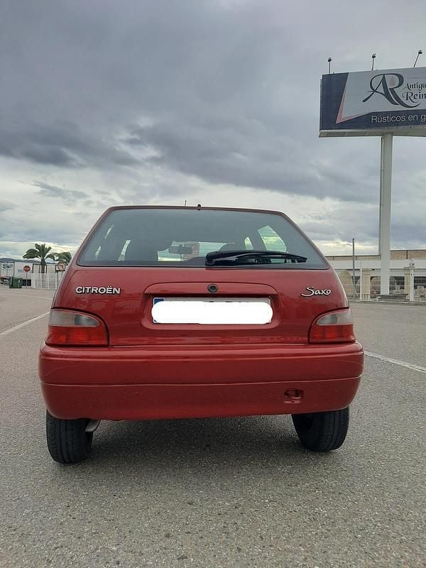 Usado Citroën Saxo 75 CV (55 kW) 2001 Rojo Utilitario