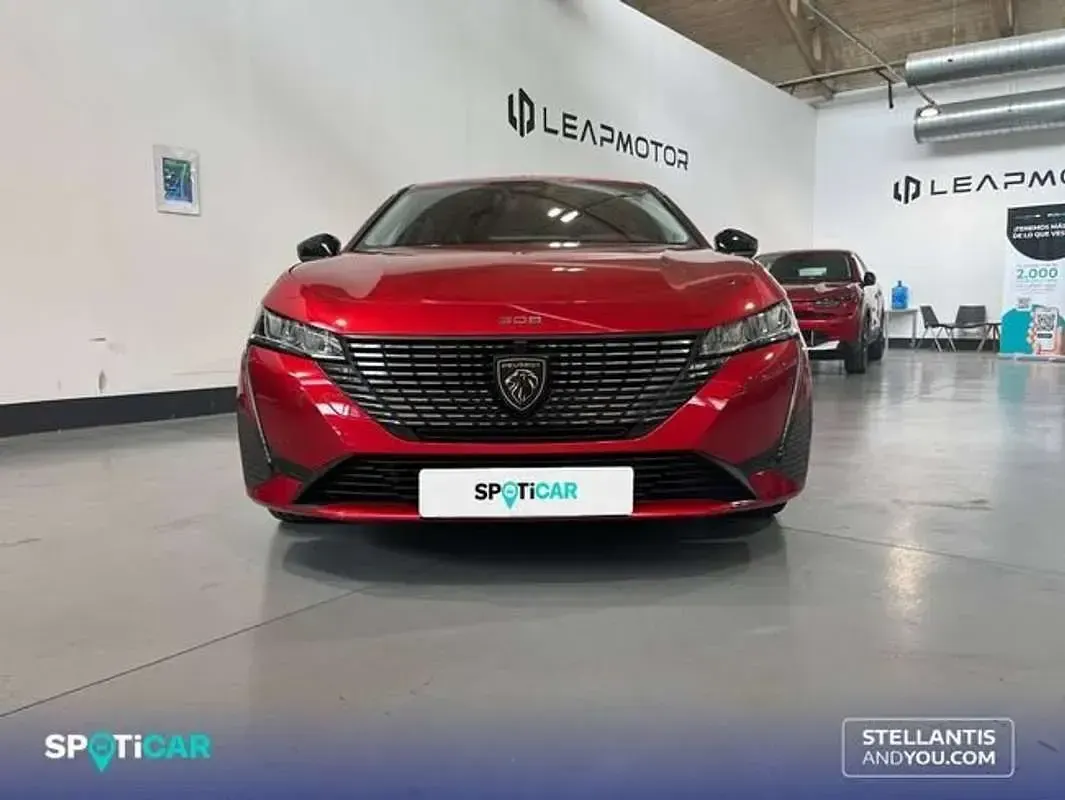 Usado Peugeot 308 Allure 131 CV (96 kW) 2022 Rojo Utilitario