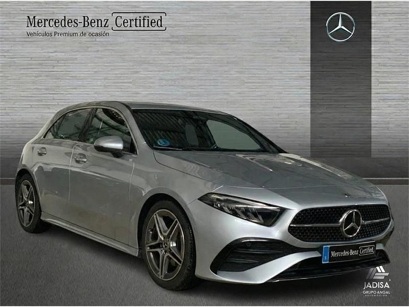Usado Mercedes A180 AMG line 136 CV (100 kW) 2025 Gris Berlina