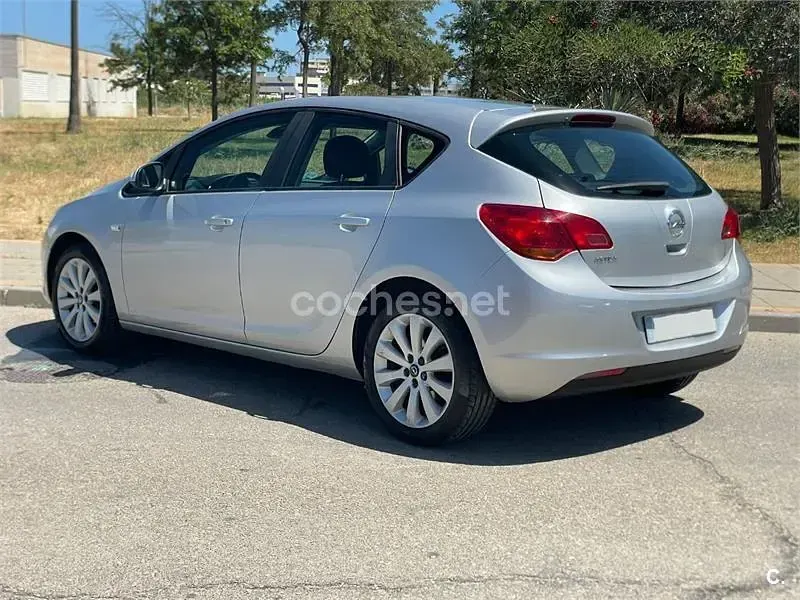 Usado Opel Astra Selective 115 CV (84 kW) 2011 Gris / plata Berlina