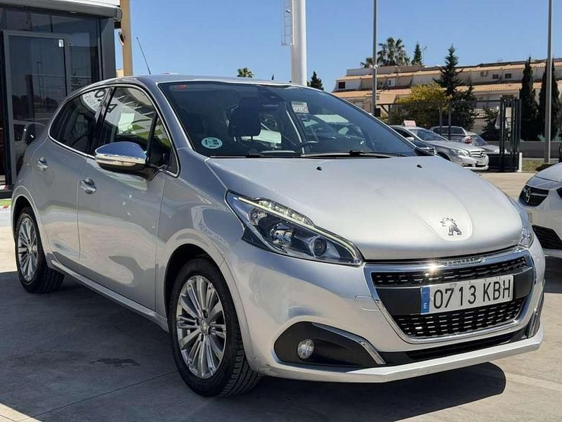 Usado Peugeot 208 Style 110 CV (80 kW) 2017 Plateado Utilitario