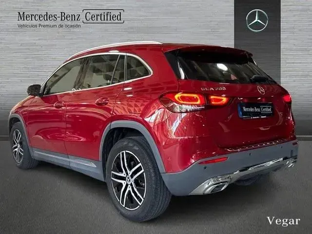 Usado Mercedes GLA200 163 CV (119 kW) 2022 Manufaktur rojo patagonia SUV