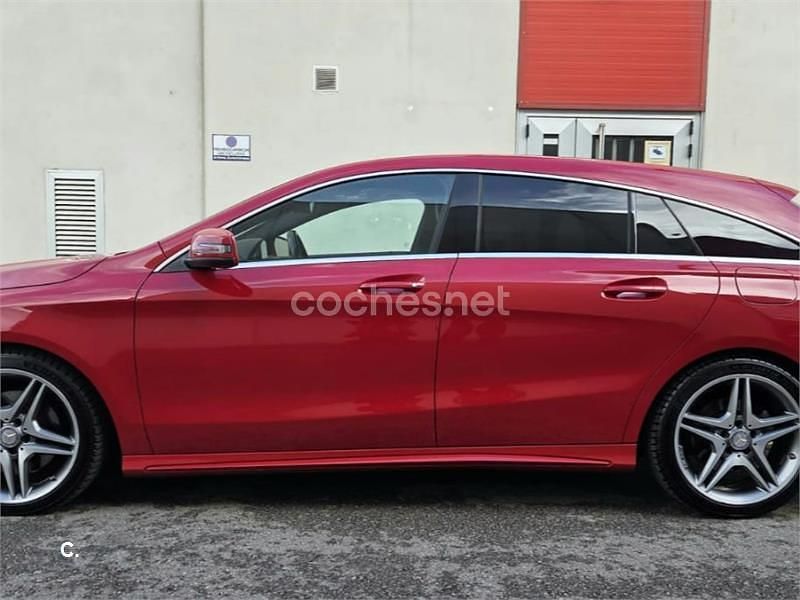 Usado Mercedes CLA220 Shooting Brake AMG line 177 CV (130 kW) 2015 Rojo Familiar