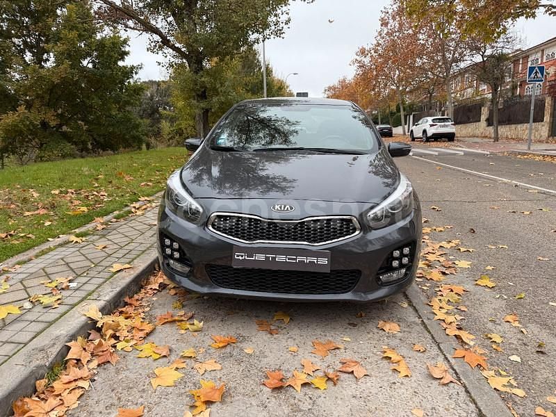 Usado Kia Ceed GT GT-Line 136 CV (100 kW) 2018 Gris / plata Berlina