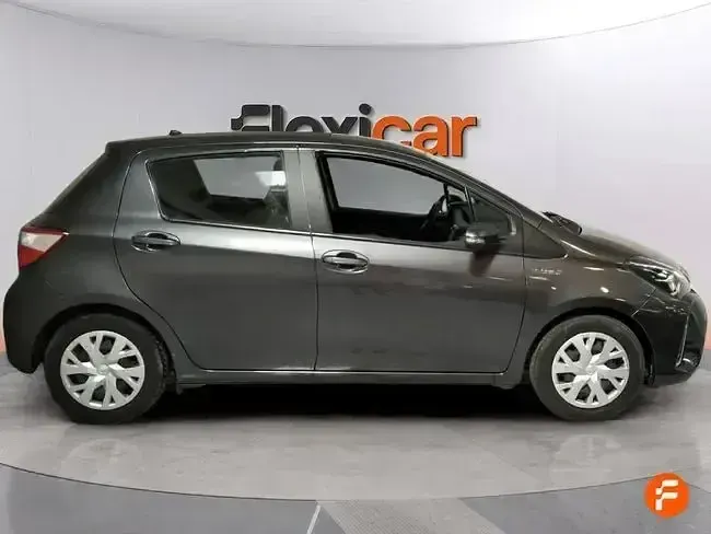 Usado Toyota Yaris Hybrid Active 100 CV (73 kW) 2019 Gris