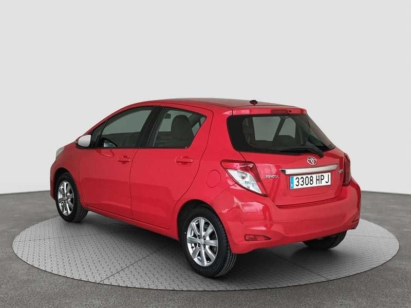 Usado Toyota Yaris City 69 CV (50 kW) 2013 Rojo Utilitario