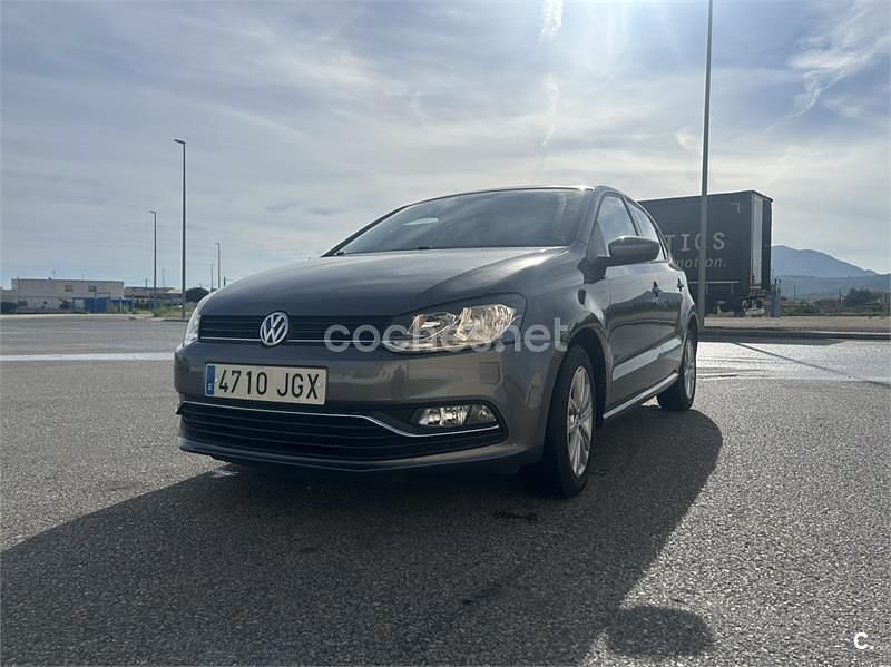 Gris / plata Usado 2015 VW Polo Advance Berlina | 9400 € (Precio justo) - Imagen 1/4