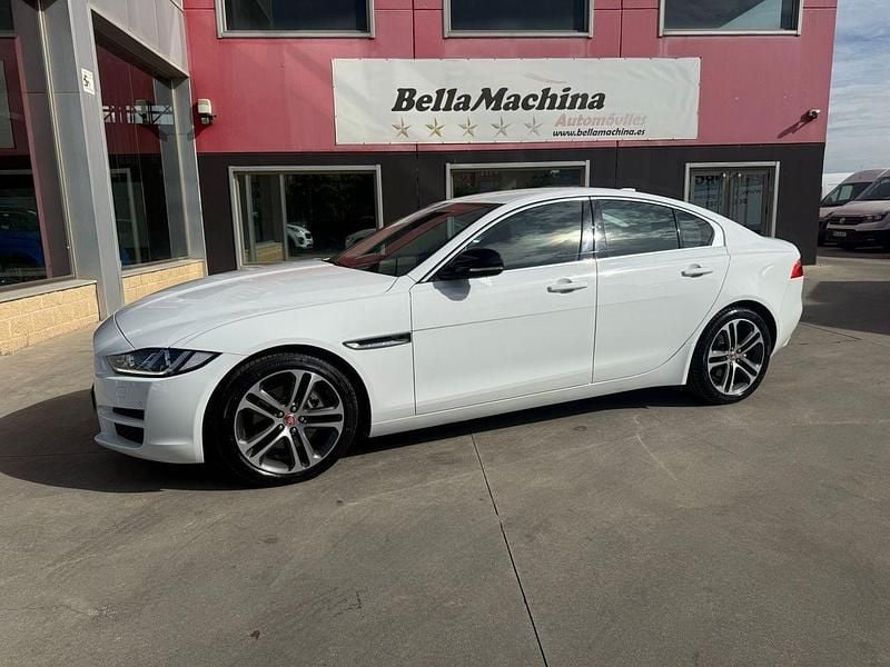 Usado Jaguar XE R-Dynamic 180 CV (132 kW) 2019 Blanco Berlina