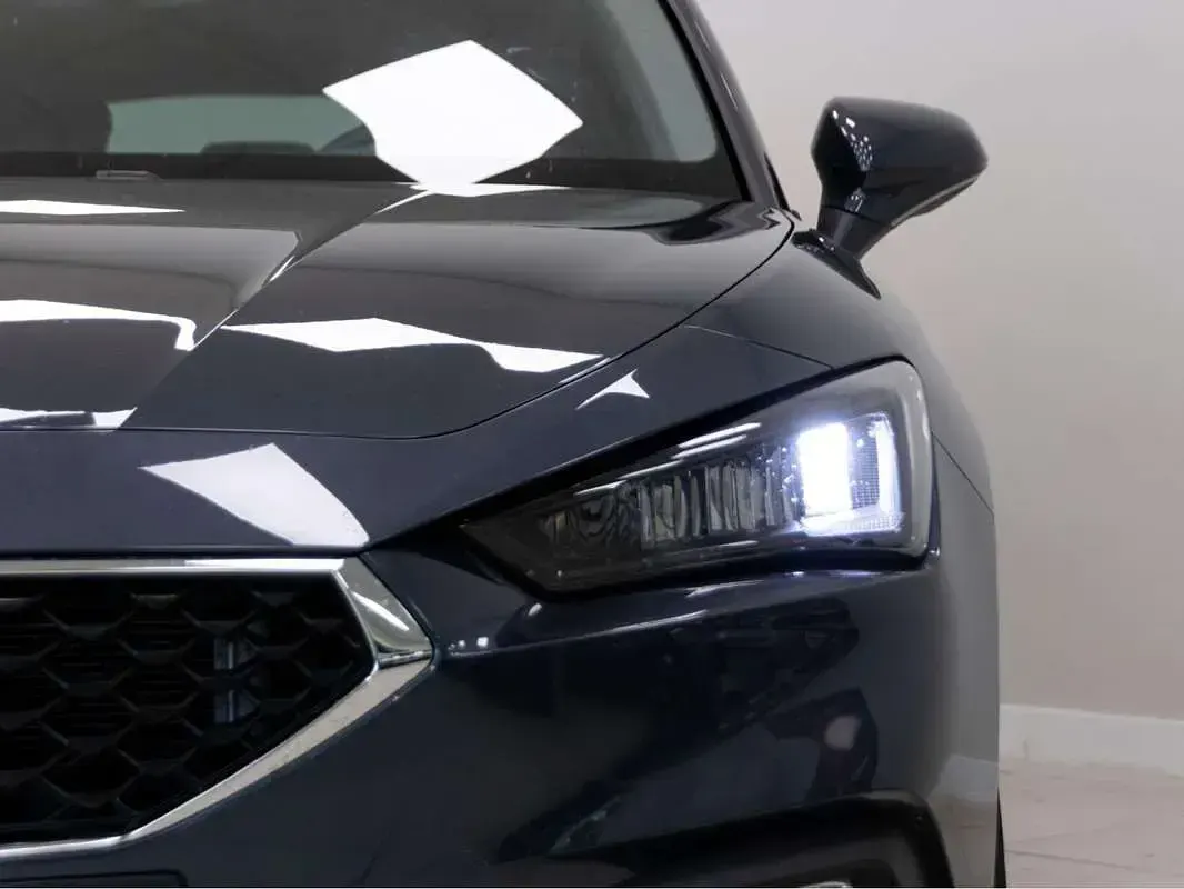Usado Seat Leon Style 110 CV (80 kW) 2023 Gris Utilitario