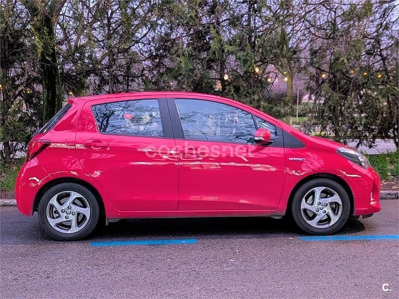 Usado Toyota Yaris Hybrid Active 100 CV (73 kW) 2016 Rojo Berlina