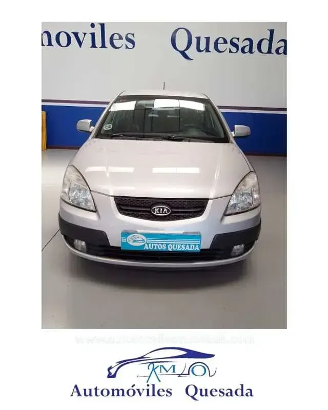 Usado Kia Rio 110 CV (80 kW) 2006 Gris Utilitario