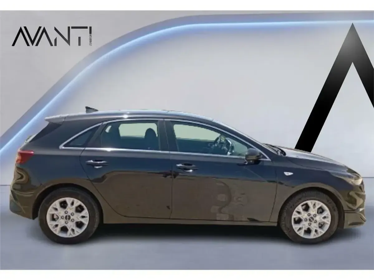 Usado Kia Ceed 136 CV (100 kW) 2025 Negro Utilitario