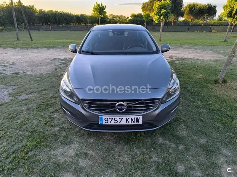 Usado Volvo V60 Momentum 120 CV (88 kW) 2018 Gris / plata Familiar