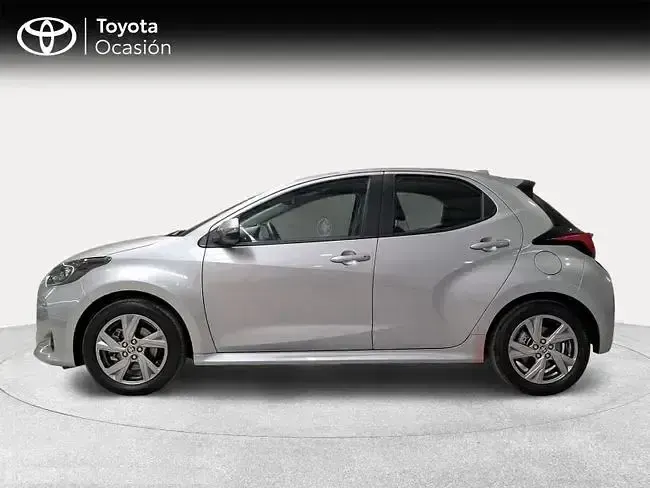 Usado Toyota Yaris Hybrid Active 116 CV (85 kW) 2025 Gris / plata Berlina