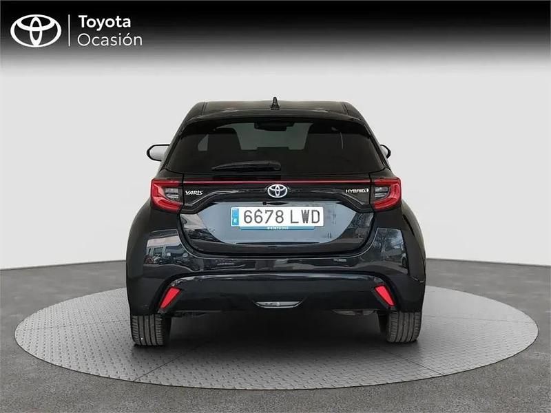 Usado Toyota Yaris Hybrid Style 116 CV (85 kW) 2022 Negro Monovolumen