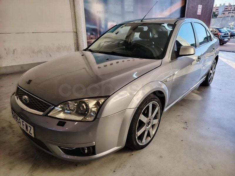 Usado Ford Mondeo Futura 130 CV (95 kW) 2007 Gris / plata Berlina