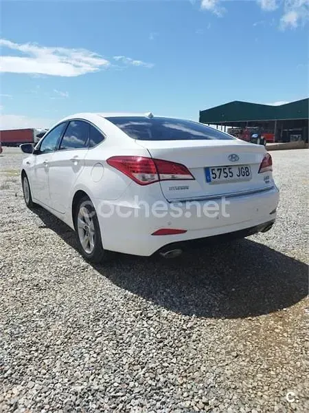 Usado Hyundai i40 136 CV (100 kW) 2015 Blanco Berlina