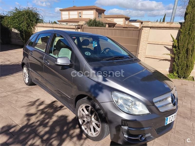 Usado Mercedes B180 109 CV (80 kW) 2010 Gris / plata Monovolumen
