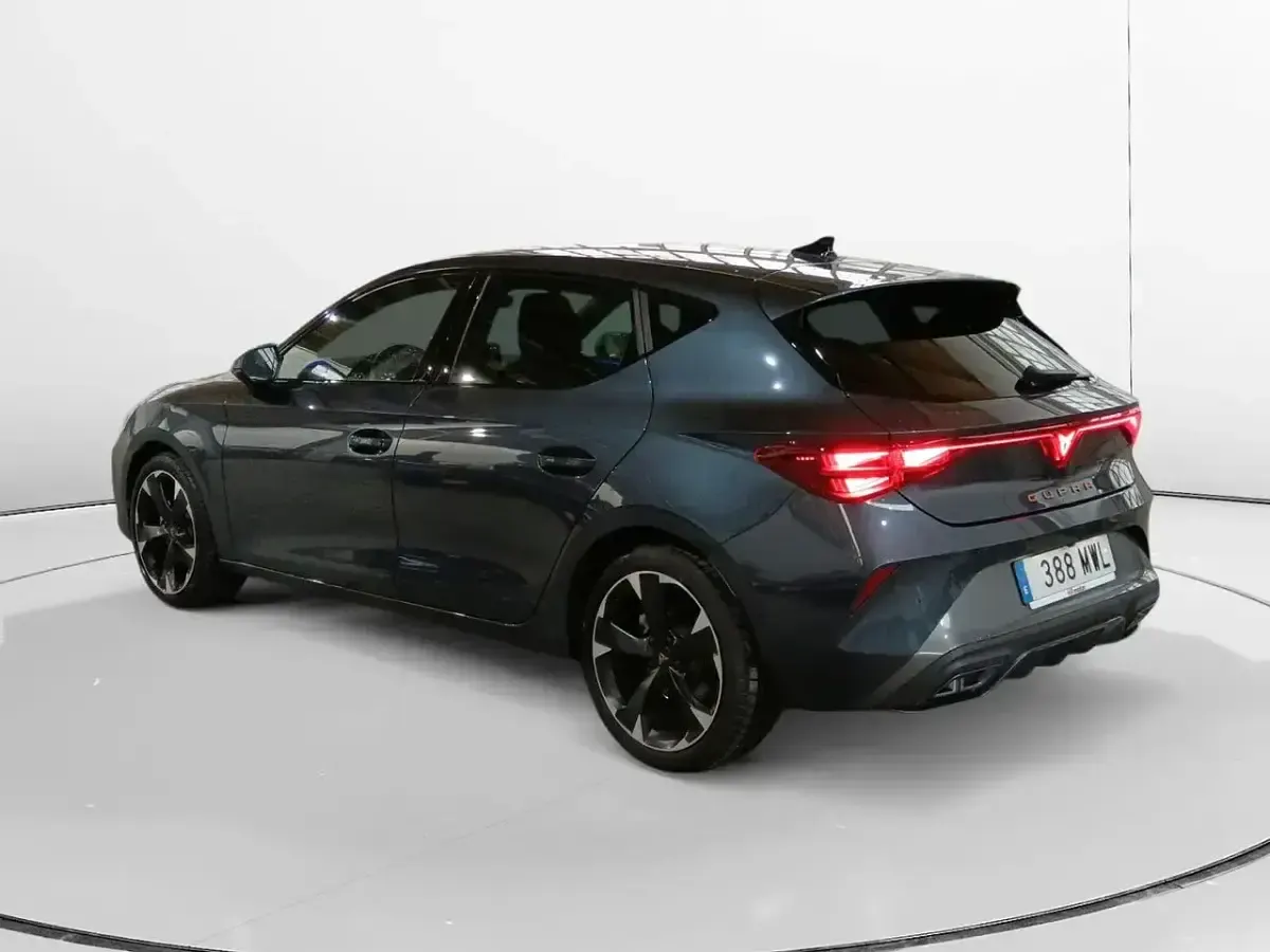 Usado Cupra Leon 150 CV (110 kW) 2024 Azul Berlina