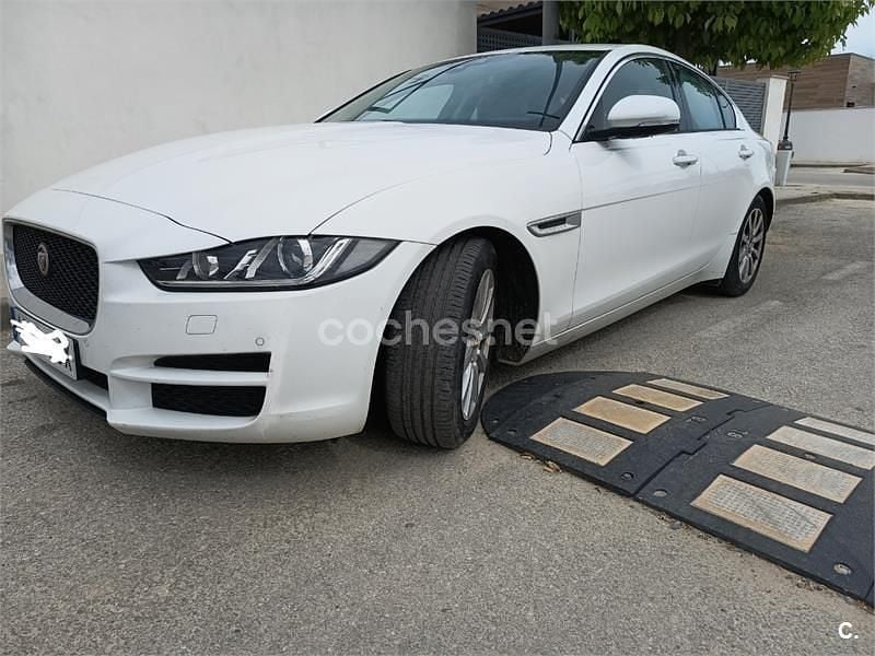 Usado Jaguar XE 180 CV (132 kW) 2015 Blanco Berlina
