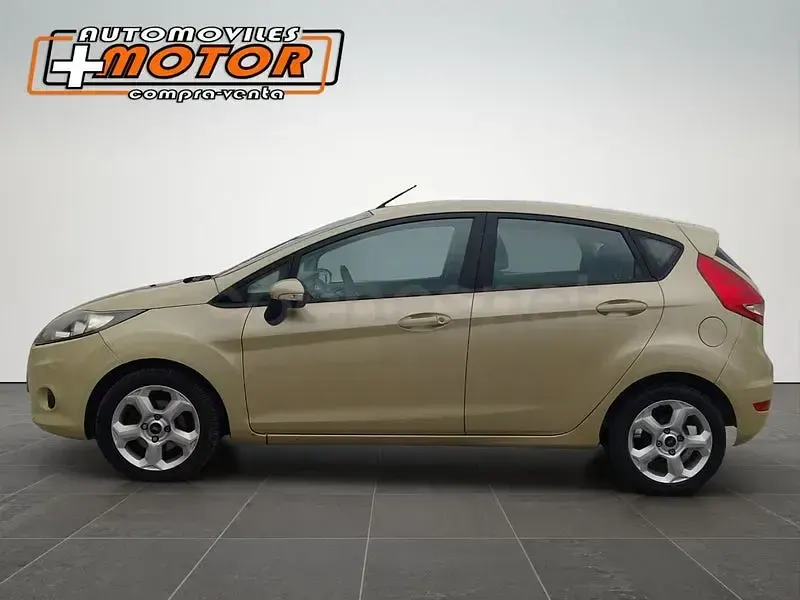 Usado Ford Fiesta Trend 68 CV (50 kW) 2009 Beige Berlina