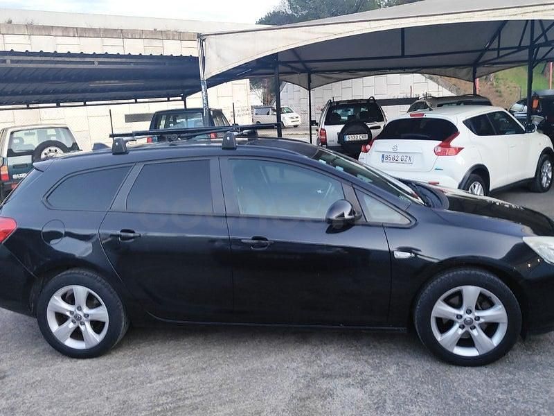 Usado Opel Astra Sportive 125 CV (91 kW) 2012 Negro Familiar