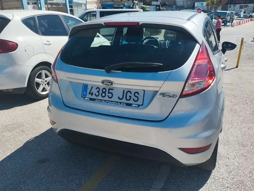 Usado Ford Fiesta Trend 82 CV (60 kW) 2015 Plateado Utilitario