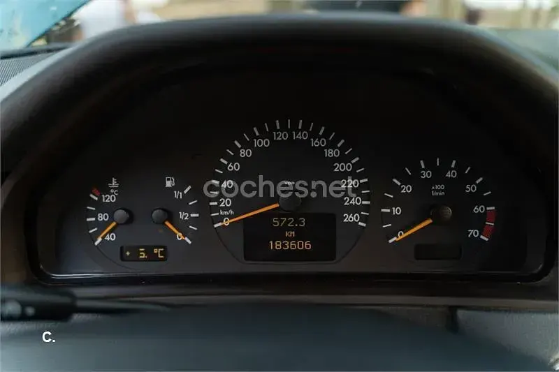 Usado Mercedes E240 Elegance 170 CV (125 kW) 2001 Verde Berlina
