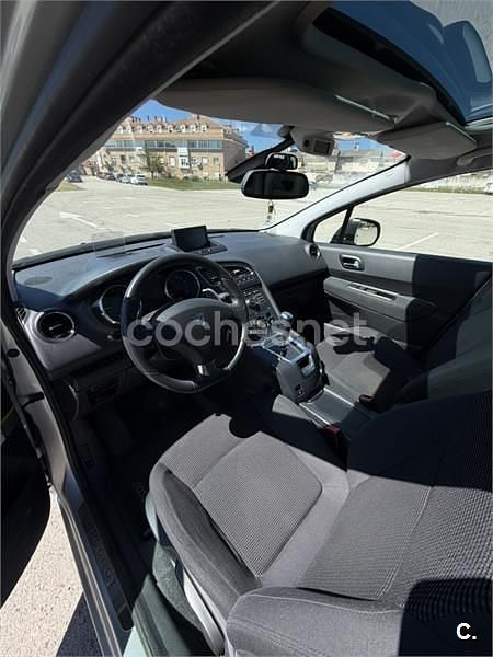 Usado Peugeot 5008 112 CV (82 kW) 2012 Gris / plata Monovolumen