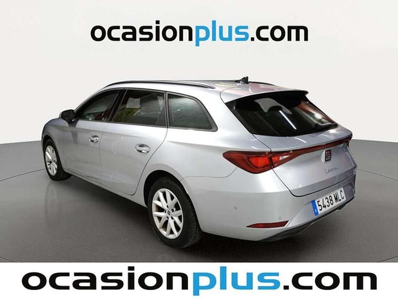 Usado Seat Leon ST Style 131 CV (96 kW) 2023 Plateado Familiar