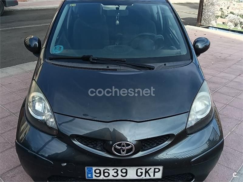 Usado Toyota Aygo 68 CV (50 kW) 2009 Gris / plata Utilitario