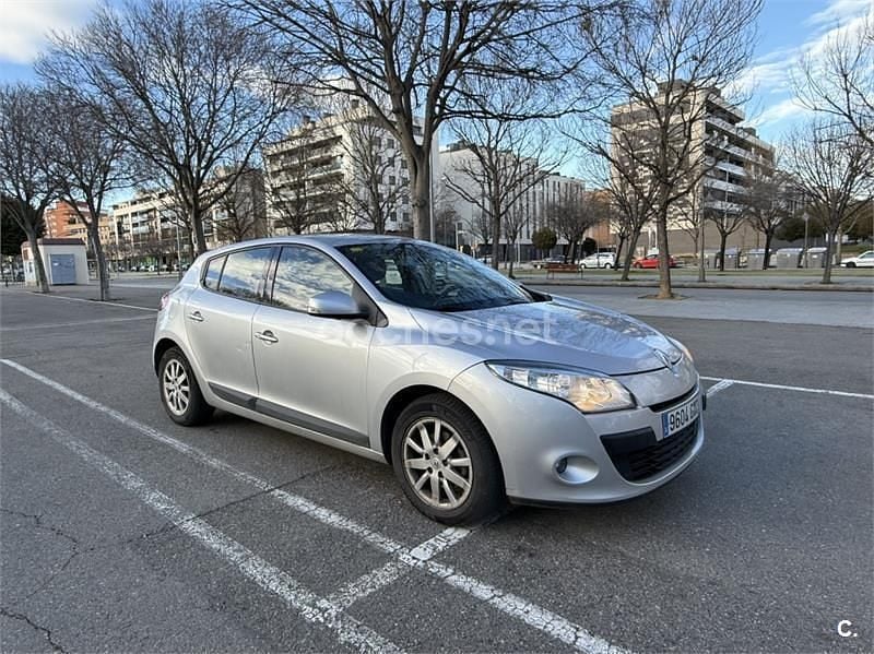 Usado Renault Mégane Expression 105 CV (77 kW) 2010 Gris / plata Berlina
