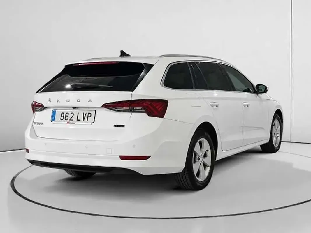Usado Skoda Octavia Ambition 110 CV (80 kW) 2021 Blanco Utilitario