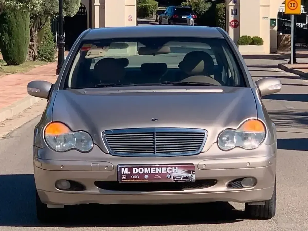 Usado Mercedes C220 Classic 143 CV (105 kW) 2003 Gris / plata Berlina