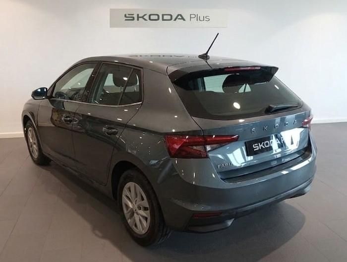 Usado Skoda Fabia Selection 95 CV (69 kW) 2025 Gris Utilitario