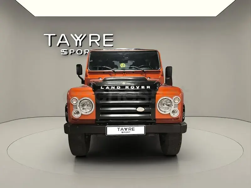 Usado Land Rover Defender SE 122 CV (89 kW) 2009 Naranja y negro Familiar