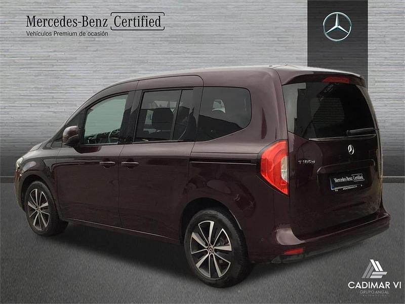 Käytetty Mercedes T180 Progressive 116 HP (85 kW) 2024 Punainen Tila-auto