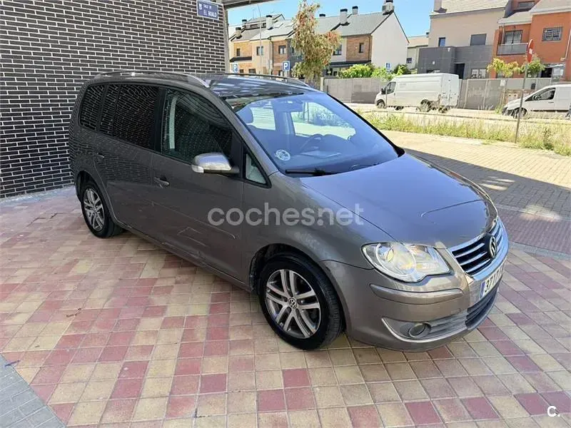 Usado VW Touran Highline 140 CV (102 kW) 2007 Gris / plata Monovolumen
