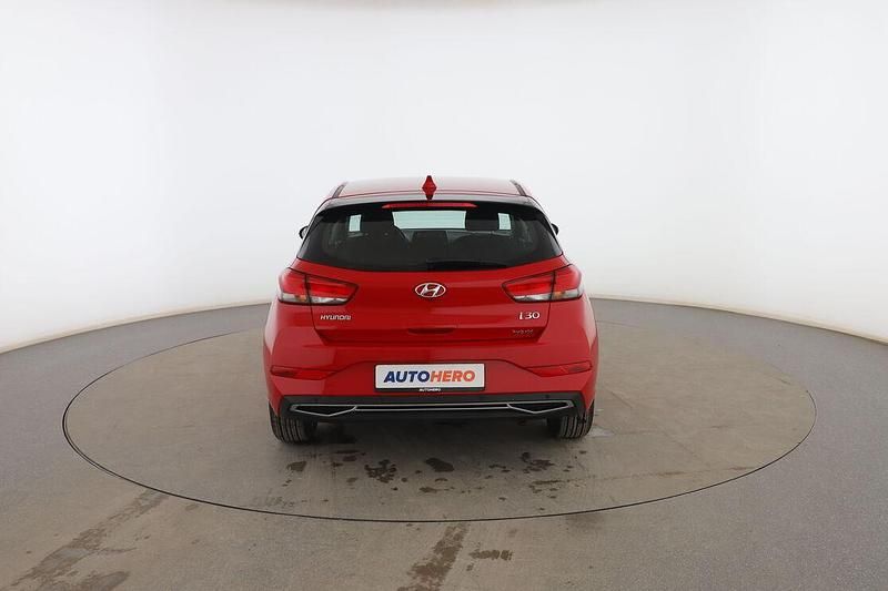 Usado Hyundai i30 120 CV (88 kW) 2022 Rojo Utilitario