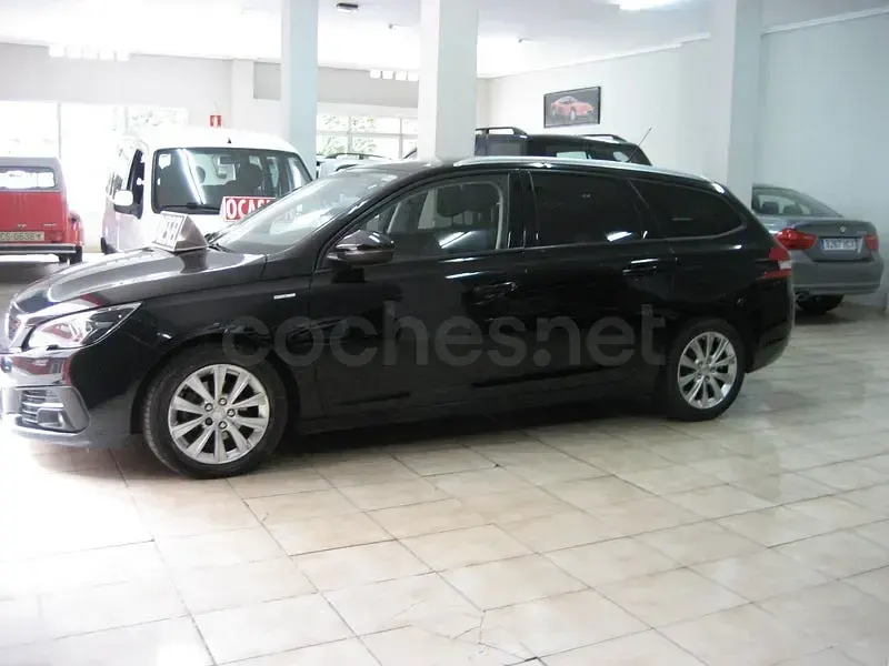 Usado Peugeot 308 Style 100 CV (73 kW) 2019 Negro Familiar