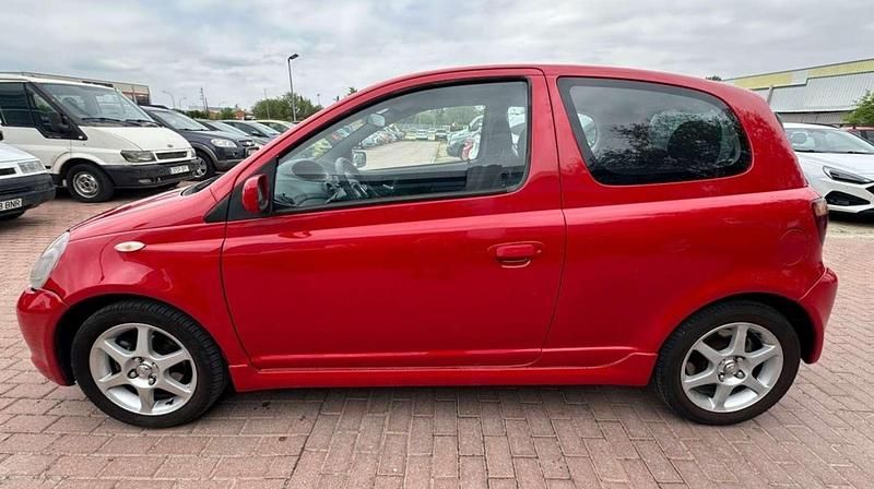 Usado Toyota Yaris Sport 105 CV (77 kW) 2003 Rojo Utilitario