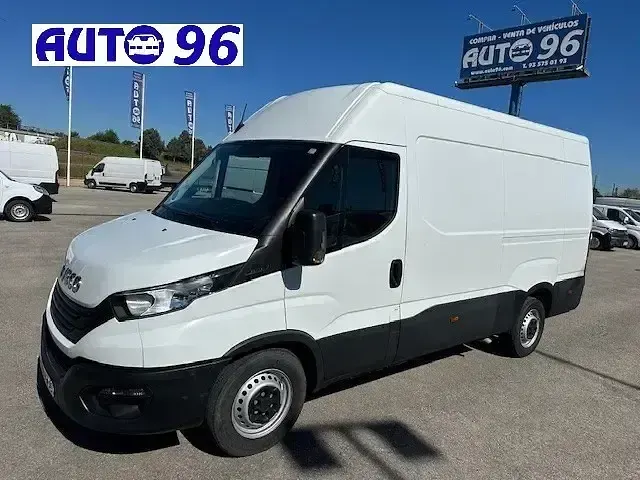 Begagnad Iveco Daily 156 HK (114 kW) 2022 Vit Sedan