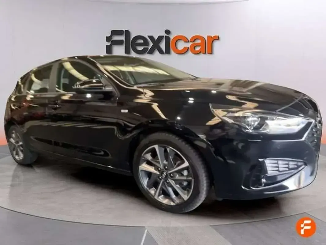 Usado Hyundai i30 120 CV (88 kW) 2022 Negro Berlina
