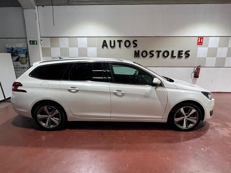 Usado Peugeot 308 Allure 130 CV (95 kW) 2017 Blanco