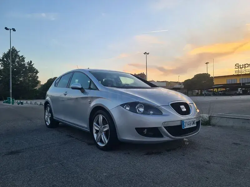 Usado Seat Leon Sport 140 CV (102 kW) 2010 Gris / plata Utilitario