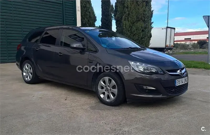 Usado Opel Astra Business 110 CV (80 kW) 2016 Marrón Familiar