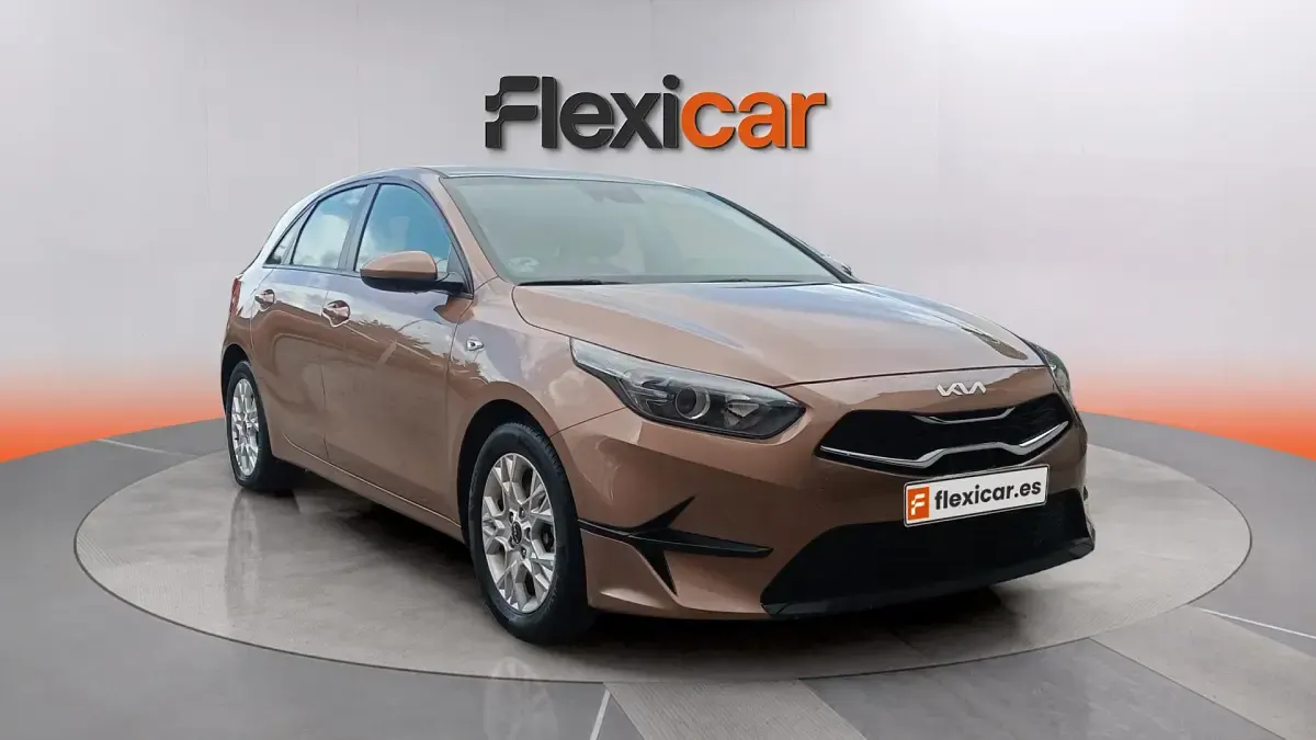 Usado Kia Ceed 101 CV (74 kW) 2023 Beige Utilitario