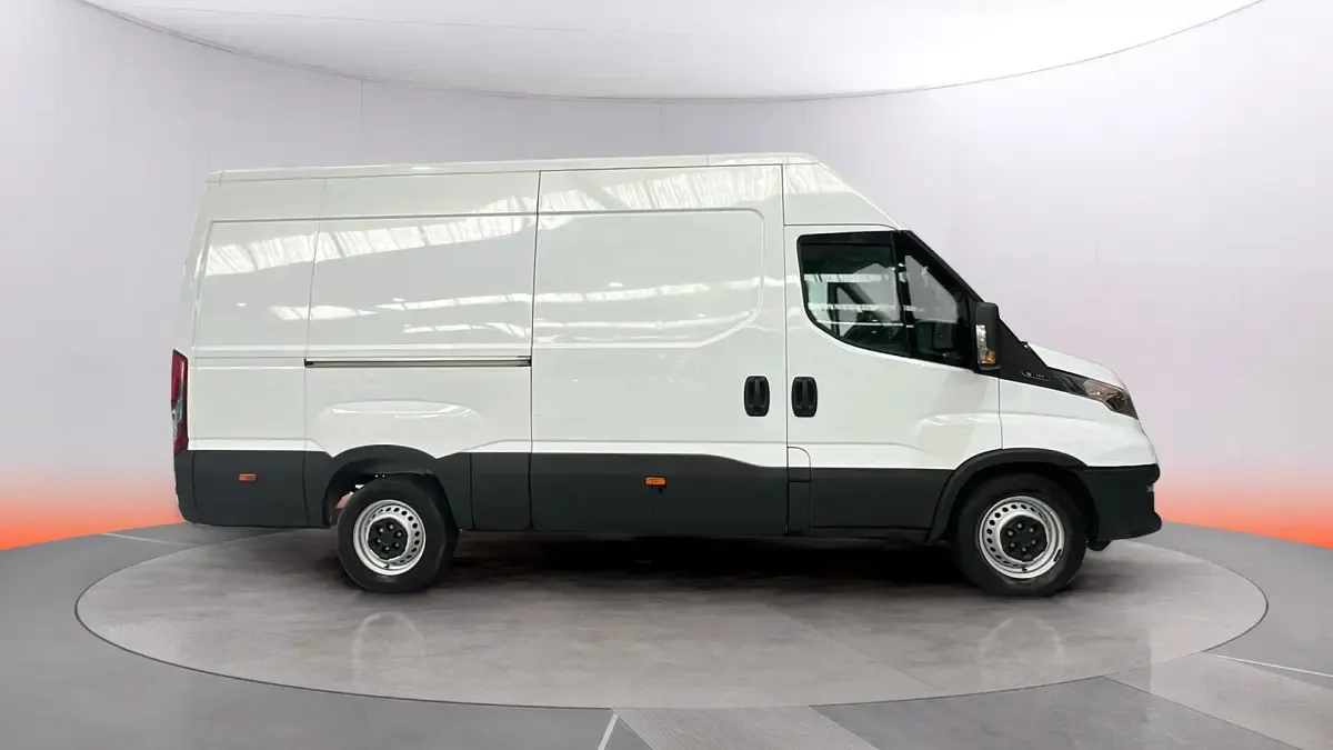 Usado Iveco Daily 156 CV (114 kW) 2023 Blanco Van