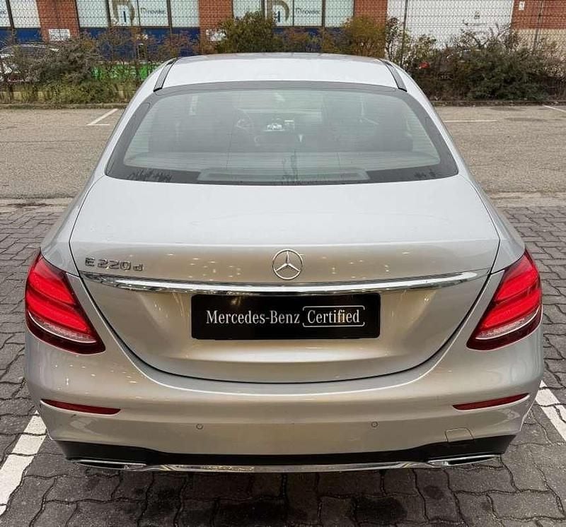 Usado Mercedes E220 194 CV (142 kW) 2017 Plateado Berlina
